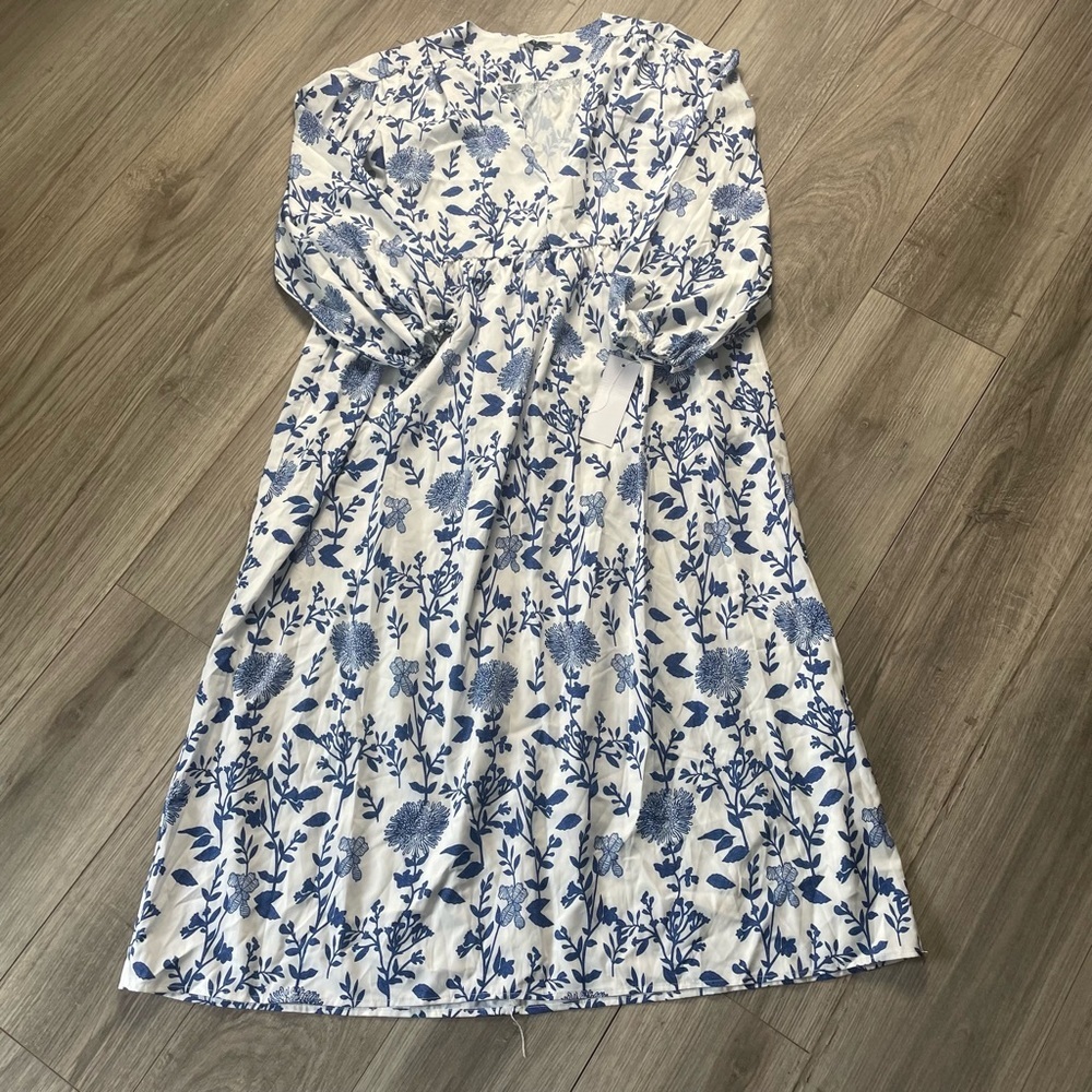 Goodnight Macaroon PAULA‎ V-NECK FLORAL PRINT MAXI DRESS blue and white size S